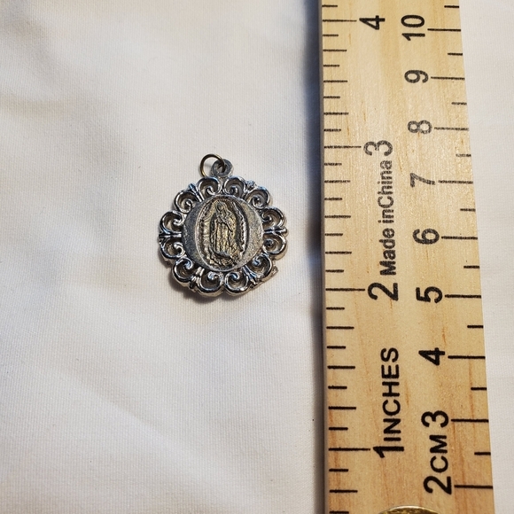 Blessed Virgin Mary Ornate Medal/Pendant Silver Tone - Picture 3 of 3